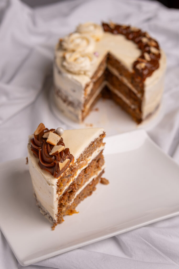 Torta con pedazo cortado